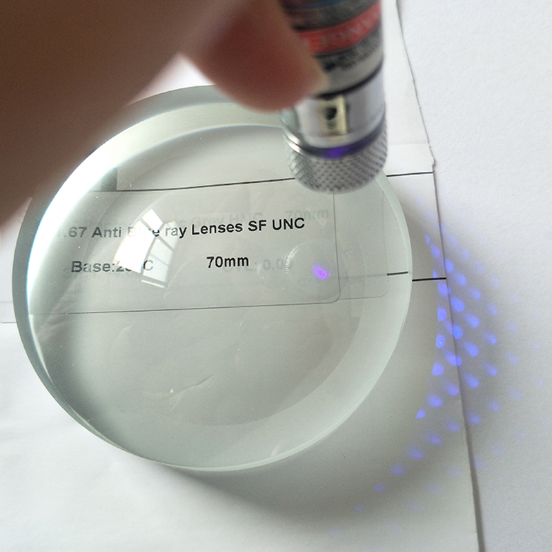 1,67 halvfärdig blå block enkelseende lins